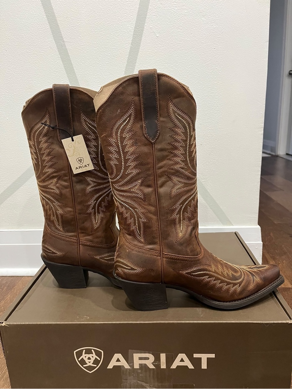 ARIAT WOMEN'S ROUND UP COLLINS WESTERN BOOTS - SNIP TOE SZ 9.5